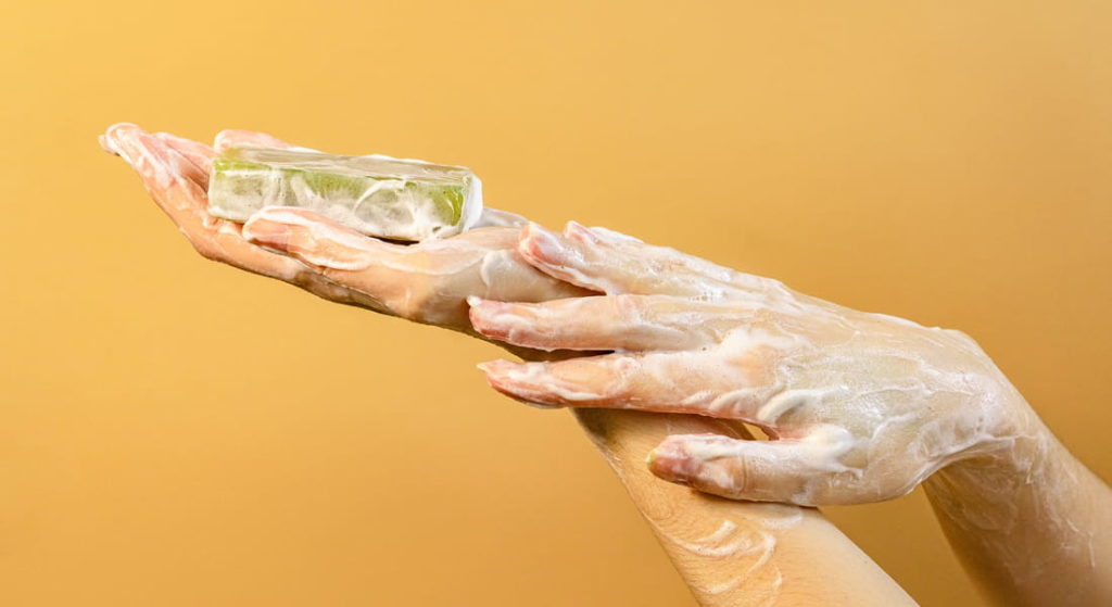 Les normes hygiène pour une prothésiste ongulaire - Hygiène métier prothésiste ongulaire -  femme se lave les mains au savon