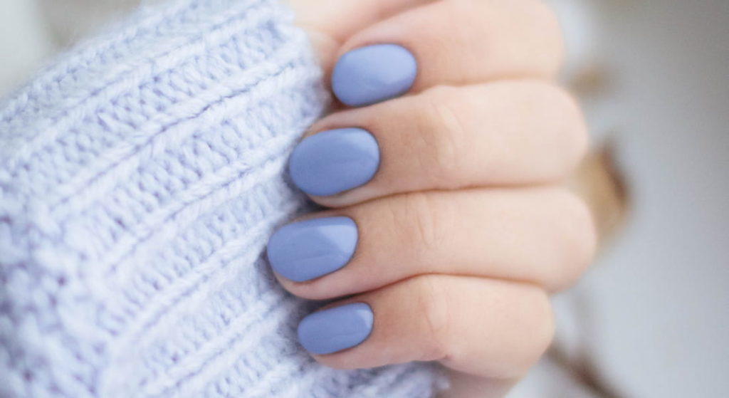 la couleur very peri - couleur pantone année 2022 - ongles violet - mélange de bleu et rouge - couleur lavande