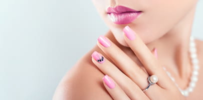 Formation prothésiste ongulaire à domicile - model femme avec ongles roses - Centre de formation en onglerie