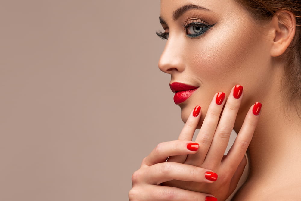 Kit de produit nail art pour décorations d'ongles - Model femme pose de vernis - produit onglerie professionnel